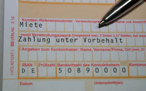 Zahlung der Miete unter Vorbehalt auf einem Formular. Ein Stift liegt bereit.