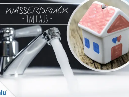 Wasser fließt kräftig aus einem Wasserhahn, während ein kleines Haus mit Herzen auf der Seite steht. Der Text "Wasserduck im Haus" ist sichtbar.
