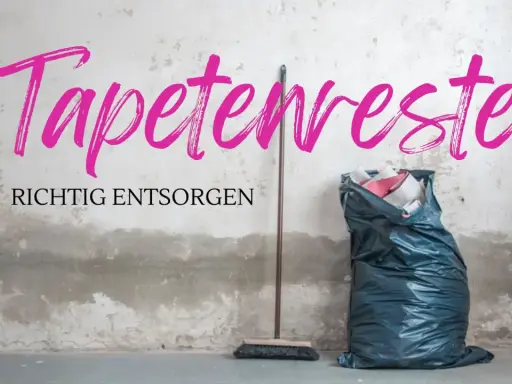 Tapetenreste richtig entsorgen: Ein Besen und ein voller Müllsack stehen vor einer abgenutzten Wand.