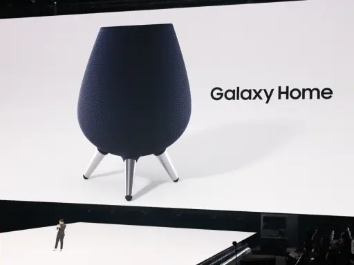 Samsung Assistant Galaxy Home: Ein Mann präsentiert den neuen Smart Speaker auf einer Bühne.