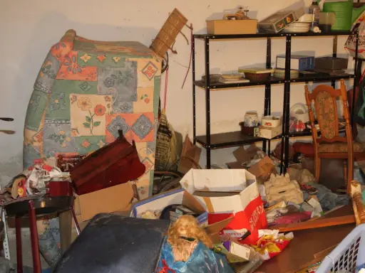 Chaos im Keller: Kartons, Möbel und Müll stapeln sich. Hier stellt sich die Frage, ab wann ist eine Wohnung verwahrlost?