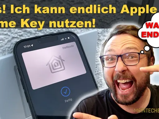 Mann freut sich über sein iPhone mit dem Apple Home Key für die "Hallbude". Endlich ist der Schlüssel digital!