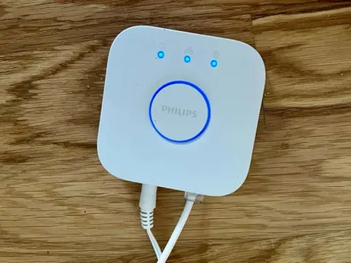 Philips Hue Bridge, das Herzstück für dein smartes Lichtsystem, nutzt Zigbee für die Verbindung.
