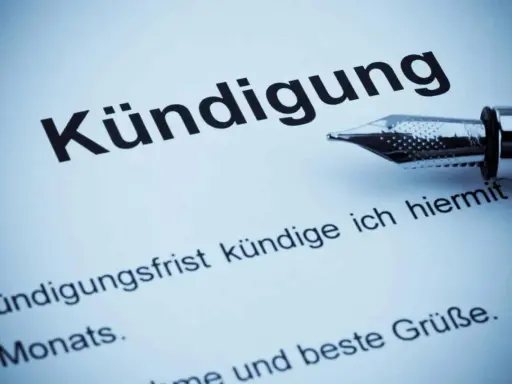 Kündigungsschreiben mit Füllfederhalter. Der Text erwähnt "Kündigungsfrist" und "544 BGB".