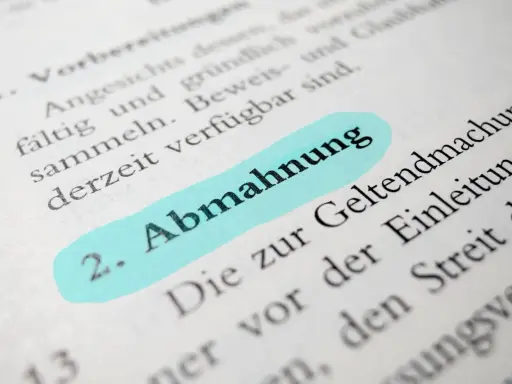 Ein Textauszug mit dem hervorgehobenen Wort "Abmahnung". Dies könnte ein wichtiger Schritt sein, wenn ein Vermieter eine Abmahnung verschickt.