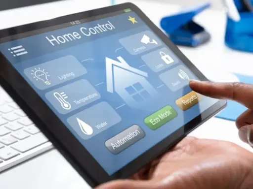 Ein Finger tippt auf ein Tablet mit der Home Control App. Hier kann man das smart home einrichten, Licht, Temperatur und mehr steuern.
