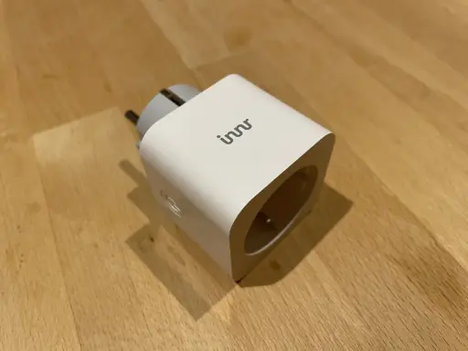Weißer Smart-Stecker mit "innr"-Logo, kompatibel mit Alexa und Zigbee, für ein smartes Zuhause.