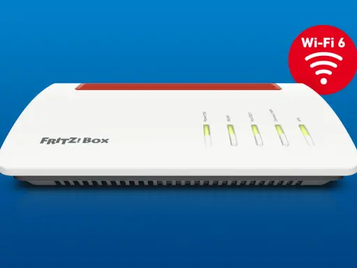 FRITZ! Box 7590 mit leuchtenden LEDs. Ein rotes Symbol mit "Wi-Fi 6" deutet auf die Aktivierung von Wi-Fi 6 hin.