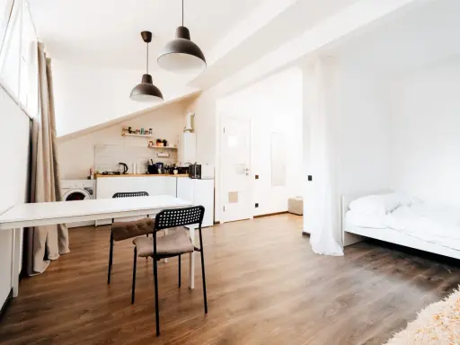 Helles, offenes Studio mit Küchenzeile, Essbereich und Bett. Perfekt für kleine Zimmer einrichten.