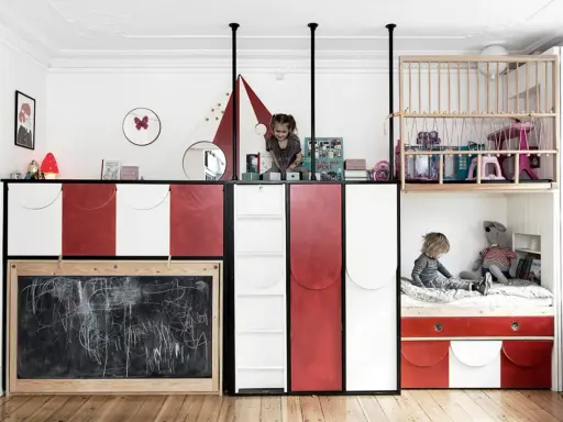Kreatives Kinderzimmer mit wenig Platz: Zwei Kinder spielen auf verschiedenen Ebenen, eine Tafel und ein Hochbett mit Spielzeug.