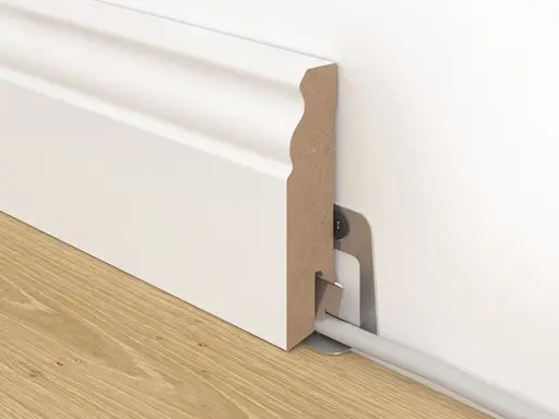 Weiße Sockelleiste mit Kabelkanal, die an der Wand befestigt ist. So kann man Leisten kleben und Kabel verstecken.