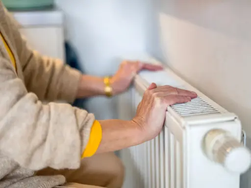 Hände auf Heizung, obwohl sie auf Null steht. Trotzdem warm, aber was sind die Kosten?