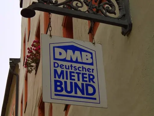 Schild des Deutschen Mieterbunds (DMB). Mitgliedsbeiträge sind oft mieterverein steuerlich absetzbar.