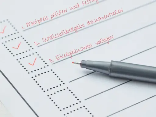 Checkliste für den Mietvertrag: Mietpreis prüfen, Schlüsselübergabe dokumentieren, Energieausweis vorlegen. Der Verwendungszweck Miete ist klar.