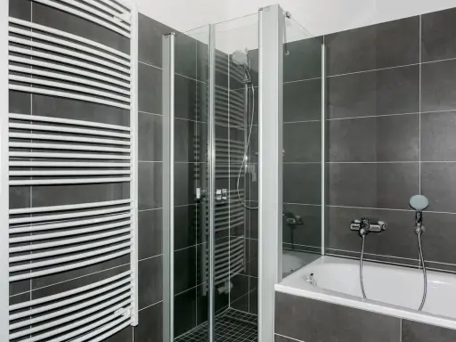 Modernes Bad mit Dusche und Wanne. Hier kann man sich nach einem langen Tag entspannen und ein kosten Vollbad genießen.