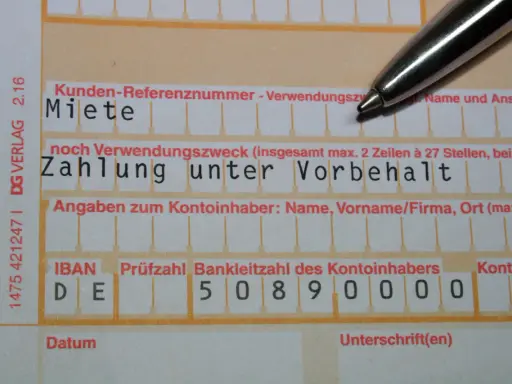 Zahlung der Miete unter Vorbehalt auf einem Formular. Ein Stift liegt bereit.