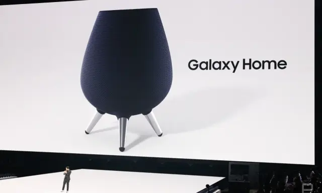 Samsung Assistant Galaxy Home: Ein Mann präsentiert den neuen Smart Speaker auf einer Bühne.