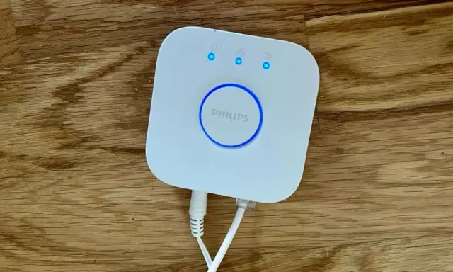 Philips Hue Bridge, das Herzstück für dein smartes Lichtsystem, nutzt Zigbee für die Verbindung.