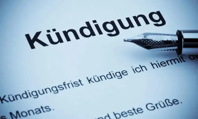 Kündigungsschreiben mit Füllfederhalter. Der Text erwähnt "Kündigungsfrist" und "544 BGB".