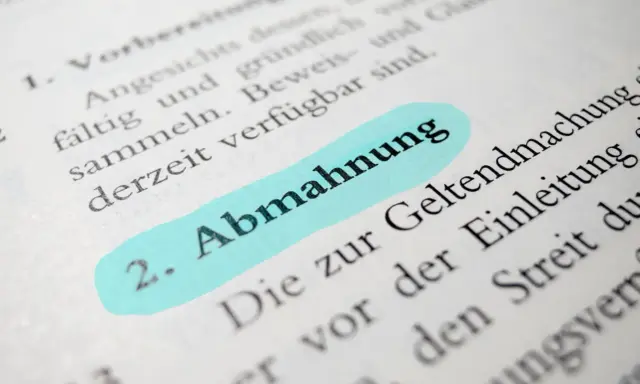 Ein Textauszug mit dem hervorgehobenen Wort "Abmahnung". Dies könnte ein wichtiger Schritt sein, wenn ein Vermieter eine Abmahnung verschickt.