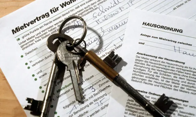 Mietvertrag und Hausordnung liegen bereit, Schlüssel für das neue Zuhause. Der § 540 BGB regelt die Rechte und Pflichten.
