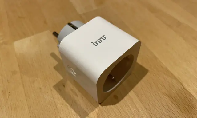 Weißer Smart-Stecker mit "innr"-Logo, kompatibel mit Alexa und Zigbee, für ein smartes Zuhause.