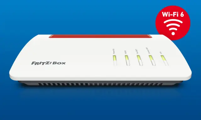 FRITZ! Box 7590 mit leuchtenden LEDs. Ein rotes Symbol mit "Wi-Fi 6" deutet auf die Aktivierung von Wi-Fi 6 hin.