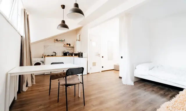Helles, offenes Studio mit Küchenzeile, Essbereich und Bett. Perfekt für kleine Zimmer einrichten.