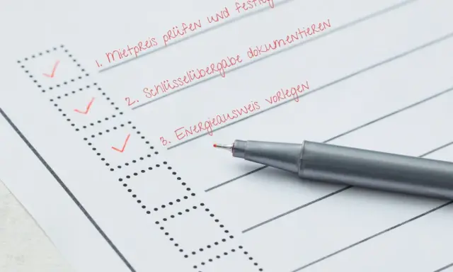 Checkliste für den Mietvertrag: Mietpreis prüfen, Schlüsselübergabe dokumentieren, Energieausweis vorlegen. Der Verwendungszweck Miete ist klar.