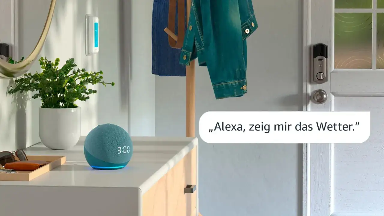 Alexa, zeig mir das Wetter. Ein Echo Dot mit Uhr und ein Smart Lock an der Tür. Der Alexa Skill für Wetterinformationen ist hier im Einsatz.