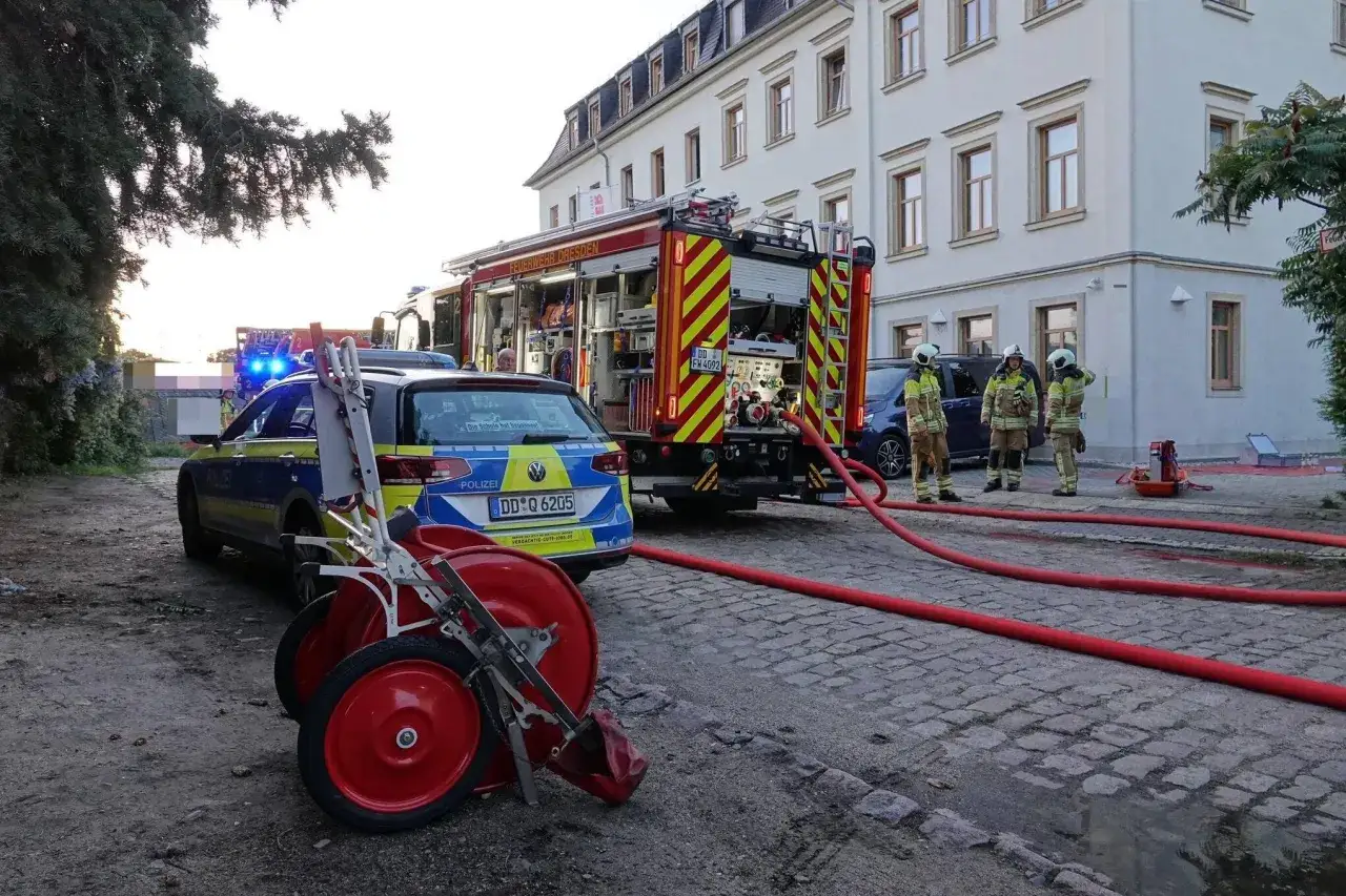 Einsatz nach Brand: Feuerwehr und Polizei sichern die Szene. Wenn die Wohnung nach Brand unbewohnbar, was tun? Hier wird geholfen.