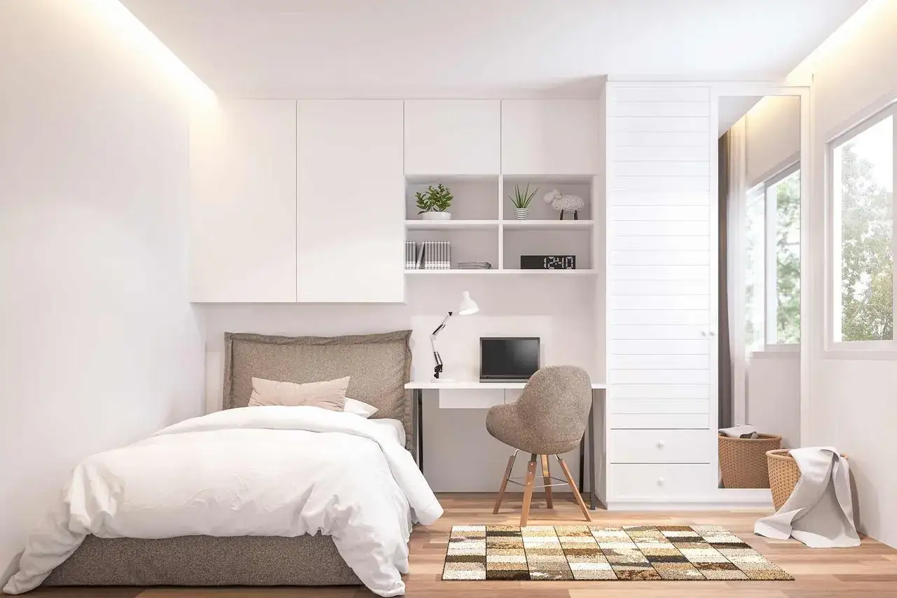 Ein gemütliches, helles Zimmer mit Bett, Schreibtisch und Schrank. Perfekt für kleine Zimmer einrichten.