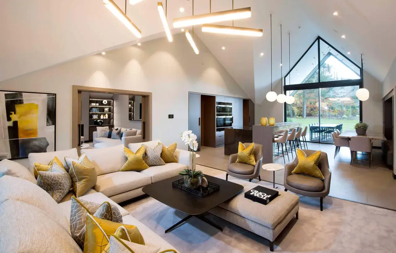 Moderne Wohnzimmergestaltung mit bequemen Sofas, Akzentkissen und stilvoller Beleuchtung. Tolle smart home ideen f&uuml;r ein luxuri&ouml;ses Ambiente.
