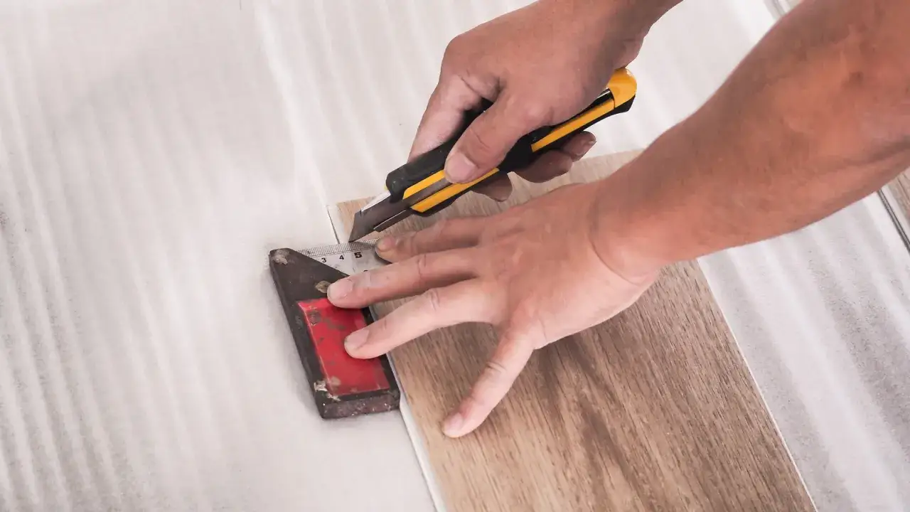 Präzises klick vinyl schneiden mit einem Cutter und Lineal für ein perfektes Ergebnis.