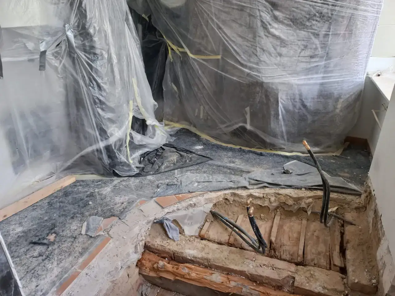 Baustelle im Bad, Rohre liegen offen. Der Vermieter schikaniert Mieter mit dieser Baustelle.