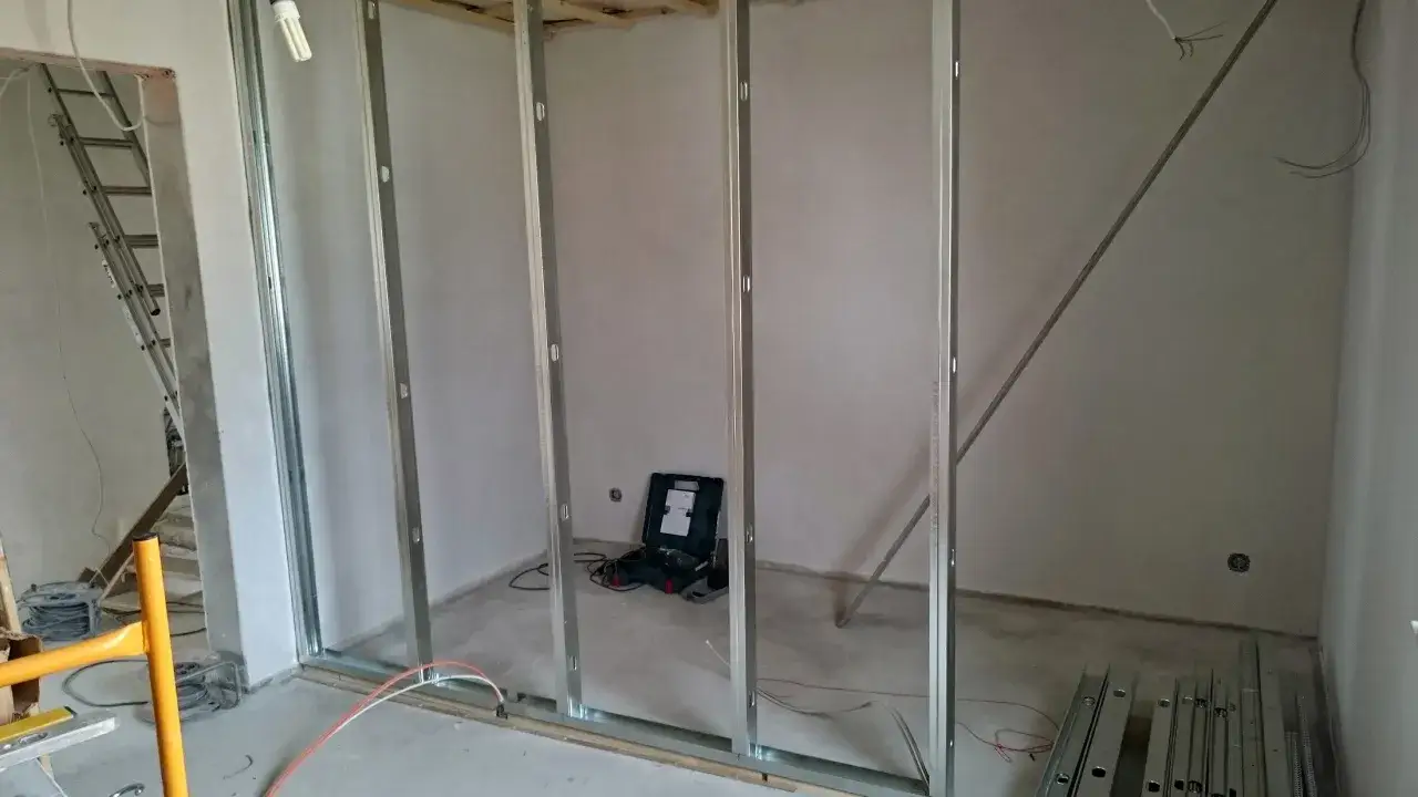 Metallst&auml;nderwerk f&uuml;r eine leichtbauwand in mietwohnung erlaubt. Werkzeug und Material liegen bereit.