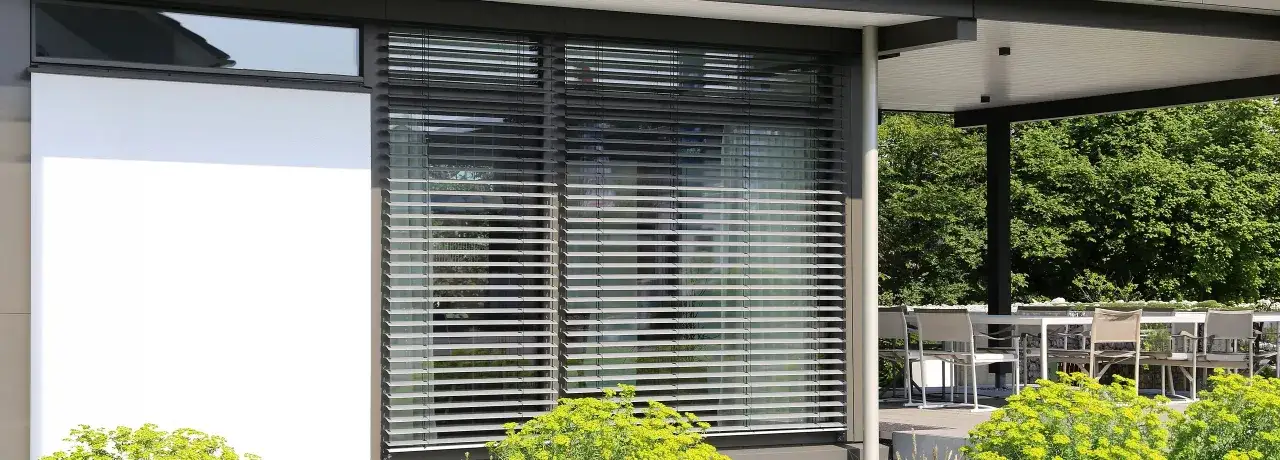 Moderne Fassade mit Lamellen, die sich elektrisch steuern lassen. So machen Sie elektrische Rolladen smart.