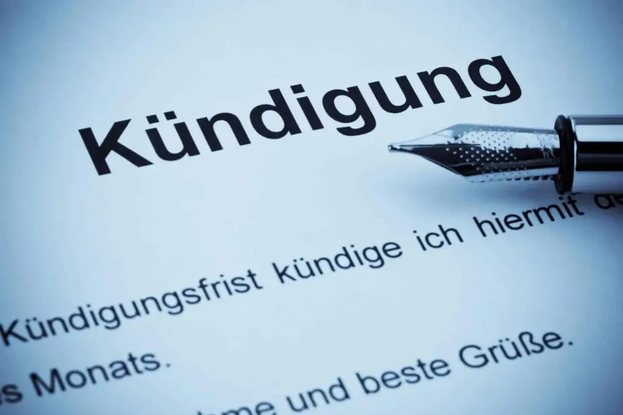 K&uuml;ndigungsschreiben mit F&uuml;llfederhalter. Der Text erw&auml;hnt 