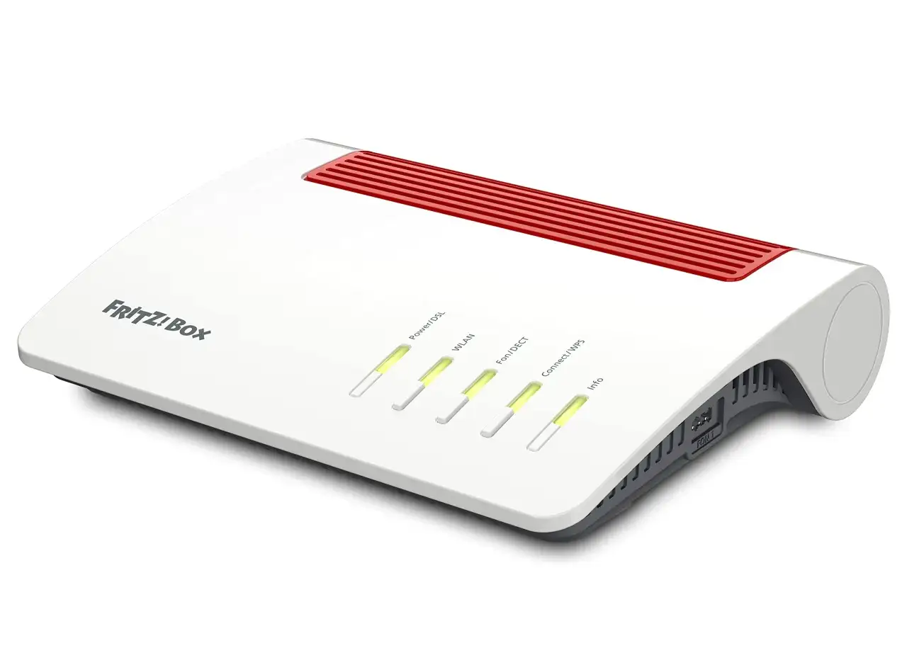 FRITZ!Box 7590 mit leuchtenden LEDs. So aktivieren Sie WLAN 6 für schnelles Internet.
