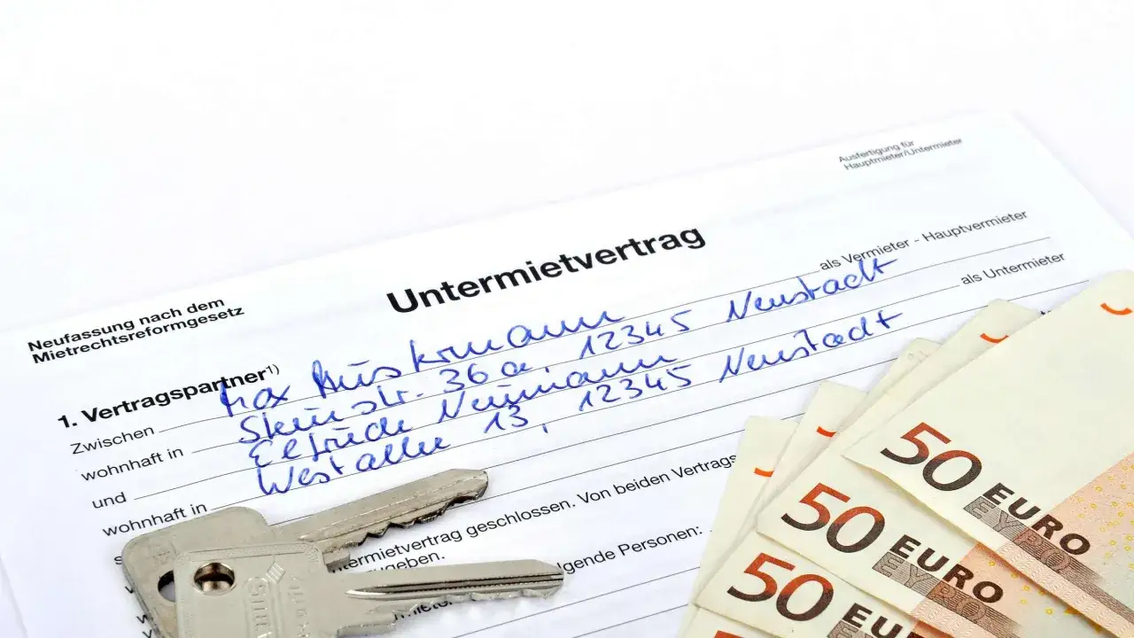 Untermietvertrag mit handschriftlichen Adressen und 50-Euro-Scheinen. Der Vertrag bezieht sich auf das neue Mietrecht, wie in &sect; 540 BGB geregelt.