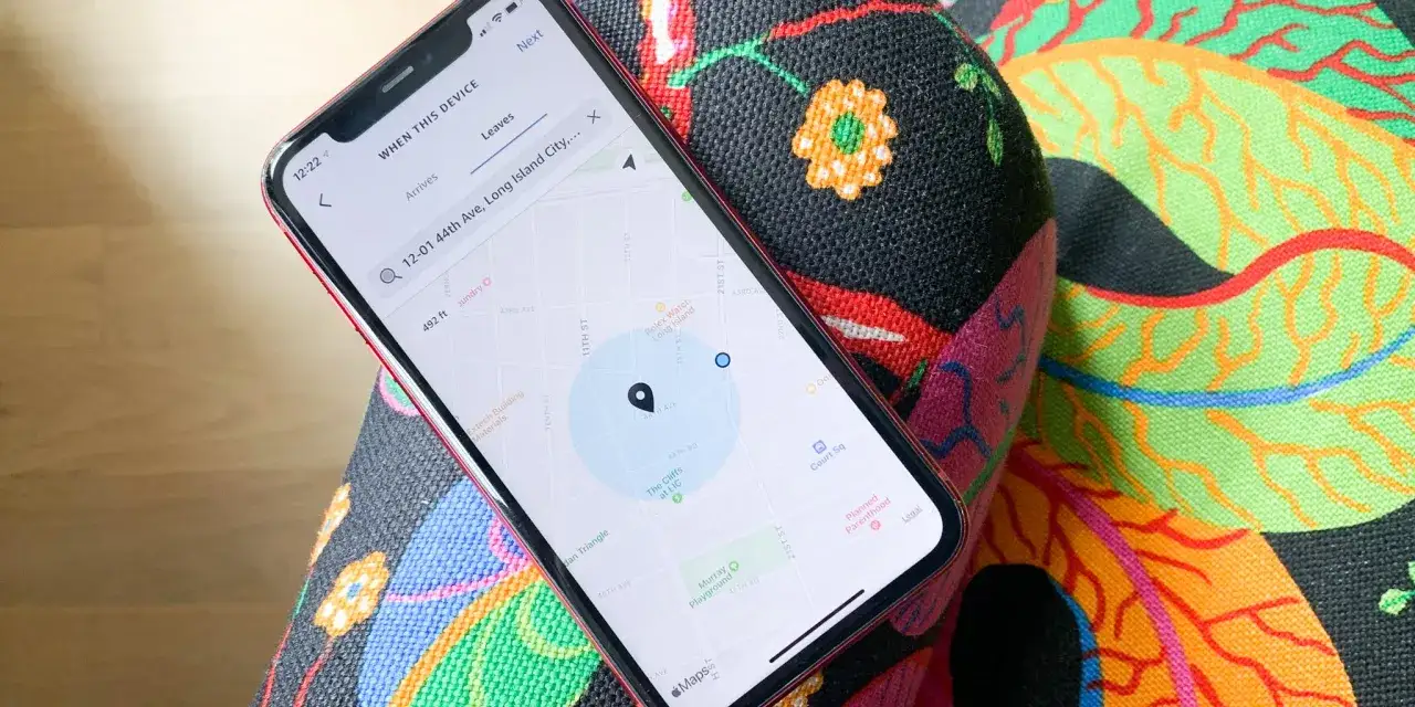 Smartphone zeigt eine Karte mit Geofencing-Einstellungen für Alexa. Ein Standort in Long Island City ist markiert.