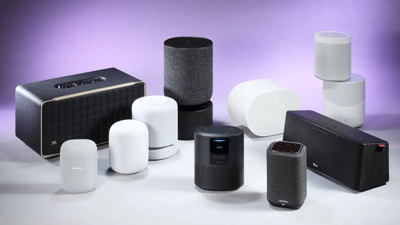 Viele smarte Lautsprecher, darunter ein Google Nest Mini und ein Bose-Gerät, warten auf Befehle. Ein Samsung Assistant könnte hier gut mithalten.