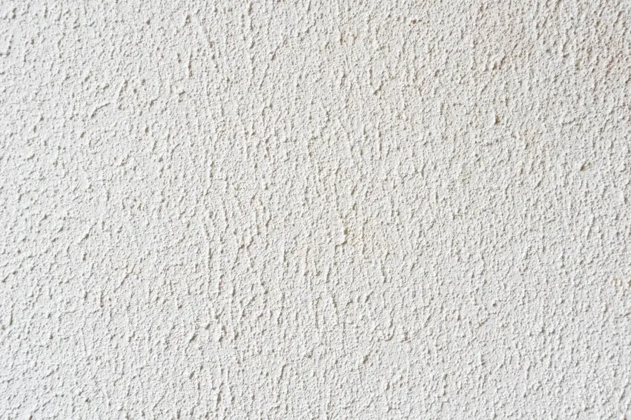 Eine wei&szlig;e Wand mit feinem Rollputz, der eine interessante Textur erzeugt.
