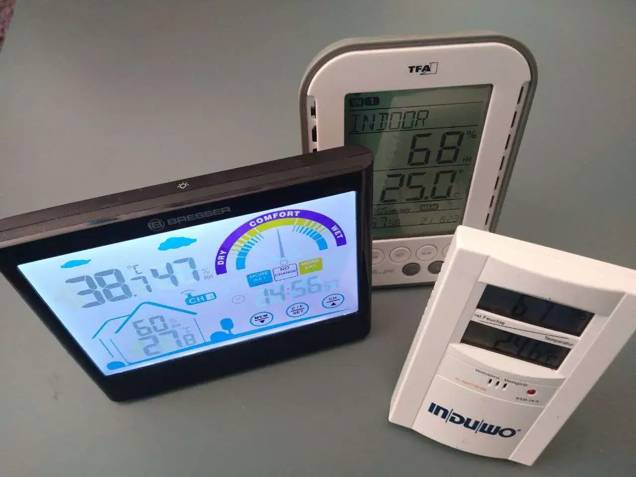 Drei digitale Hygrometer zeigen Raumtemperatur und Luftfeuchtigkeit an. Hilfreich, um die Luftfeuchtigkeit im Raum senken zu können.