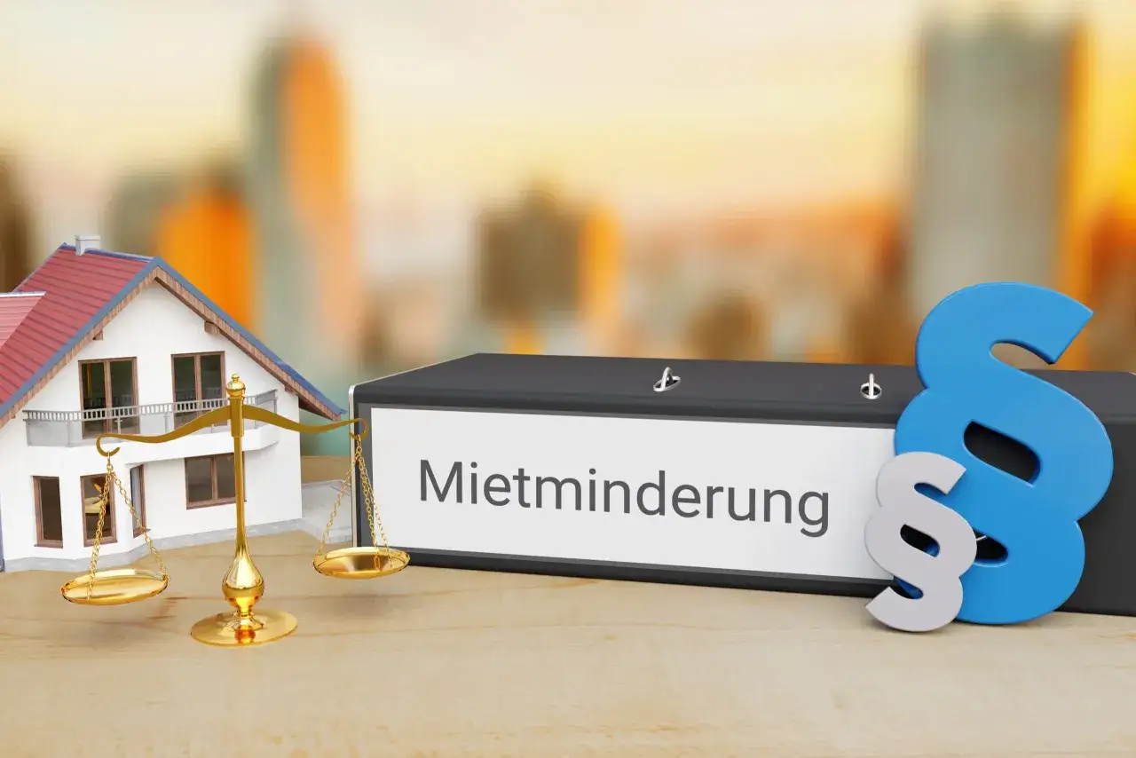 Hausmodell, Waage und Ordner mit