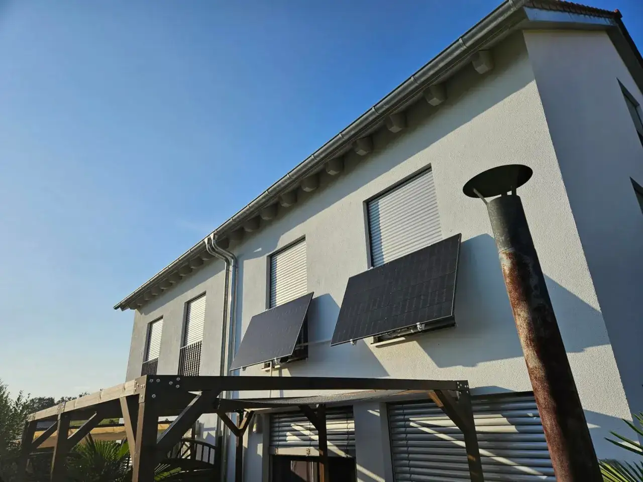 Zwei Solarmodule am Haus, ideal für die Balkonkraftwerk Genehmigung Vermieter Muster. Sonnige Aussicht.