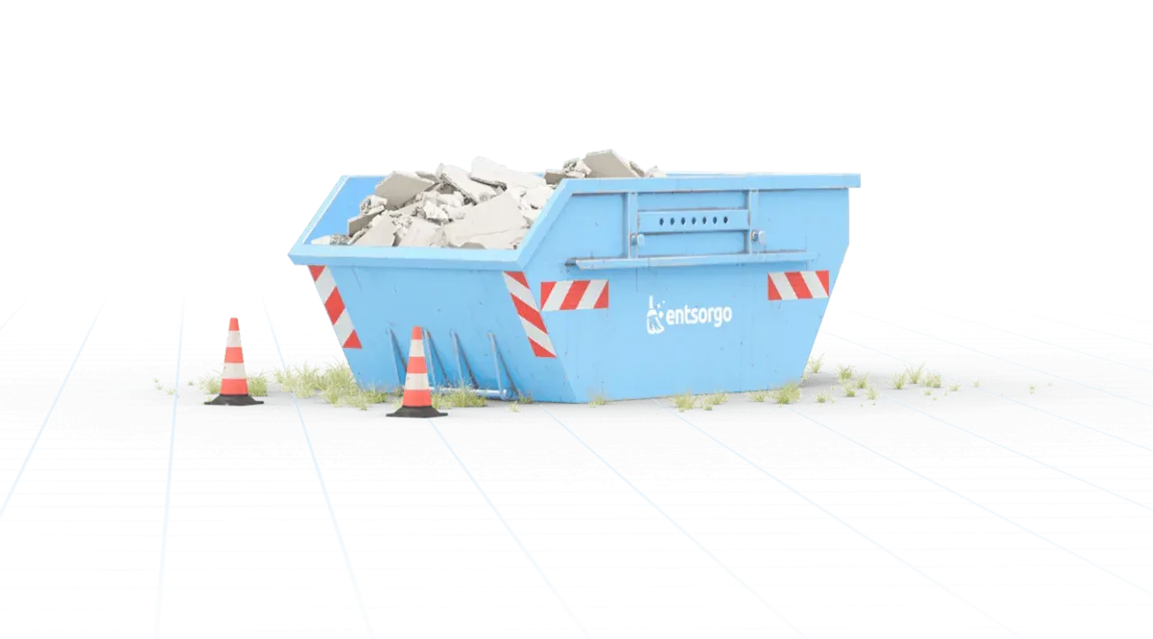 Blauer Container gefüllt mit Rigipsplatten, bereit zum Rigips entsorgen. Verkehrskegel sichern die Baustelle.