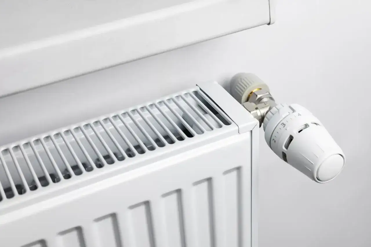 Heizung auf null trotzdem warm: Thermostat zeigt niedrige Stufe, aber Raum ist behaglich. Kosten sparen leicht gemacht.