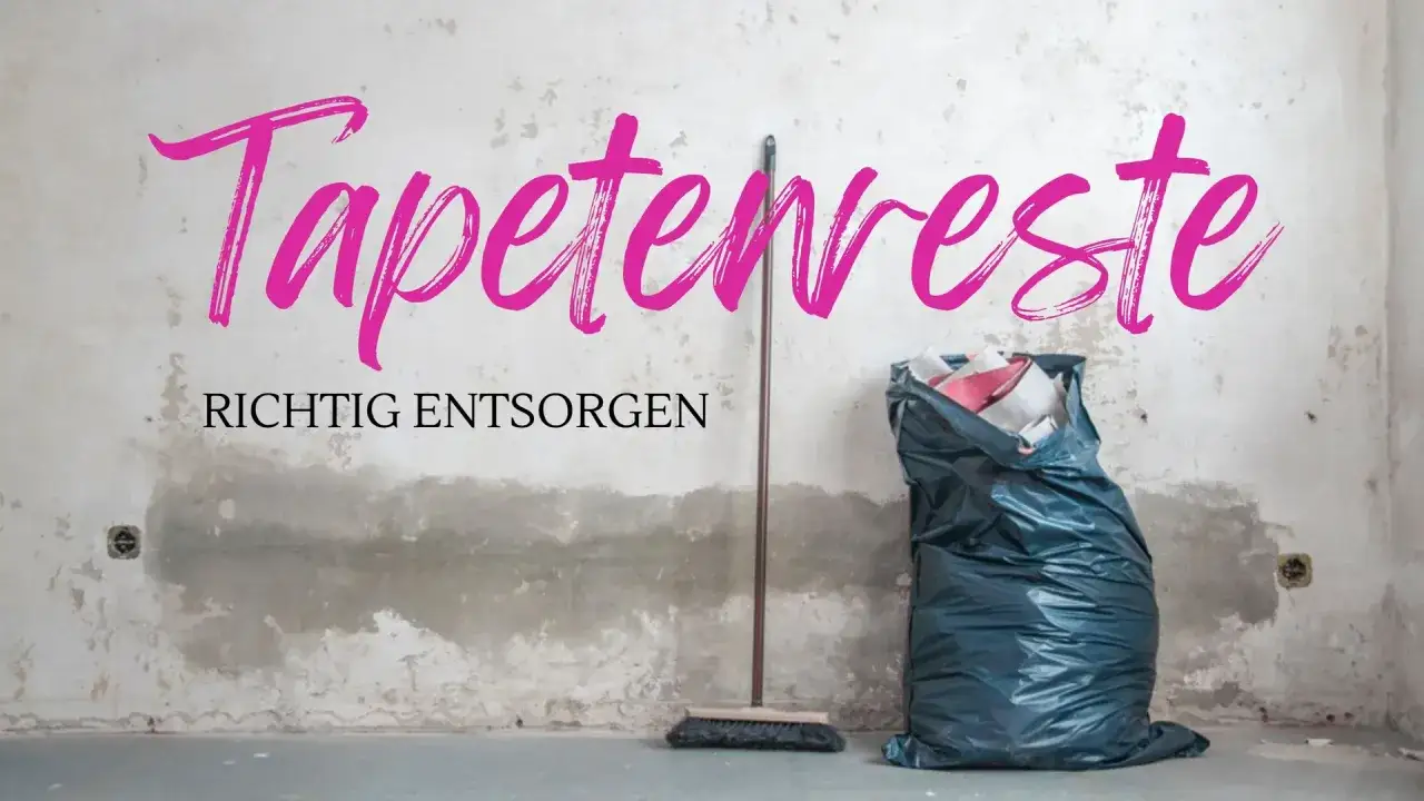 Tapetenreste richtig entsorgen: Ein Besen und ein voller Müllsack stehen vor einer schmutzigen Wand.