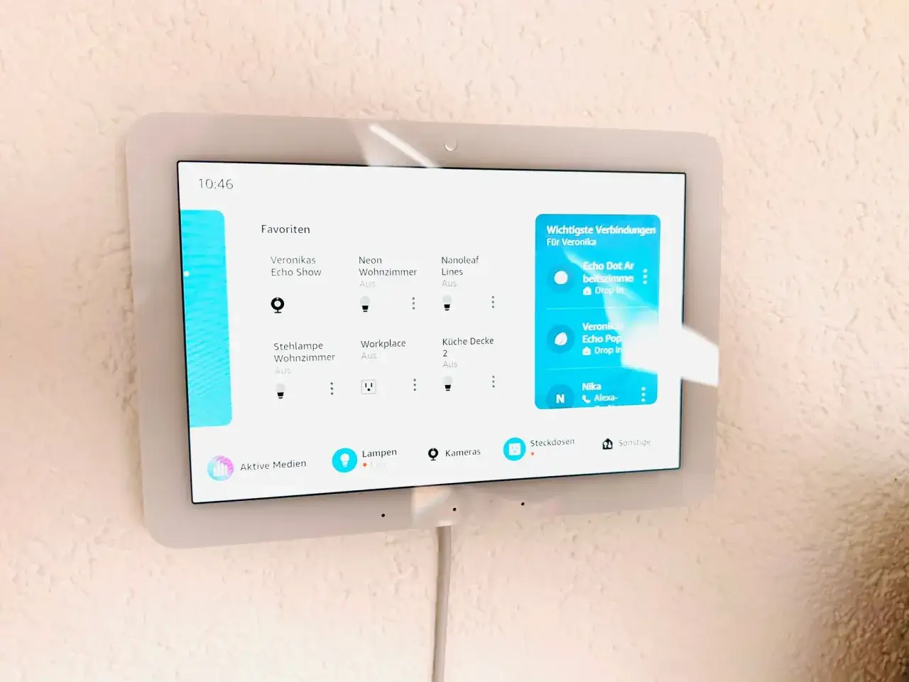 Smart-Home-Display zeigt Favoriten wie Veronikas Echo Show und Geräte, die mit Alexa und Zigbee gesteuert werden.
